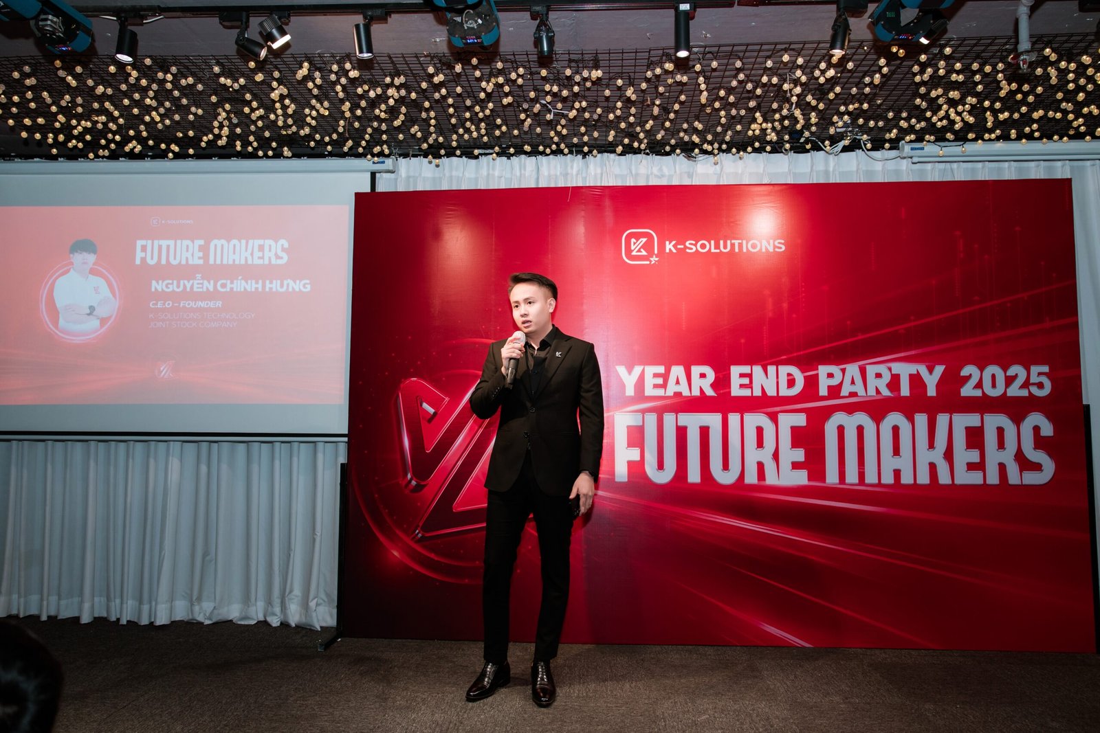 Khoảnh khắc lắng nghe Ban Lãnh Đạo phát biểu